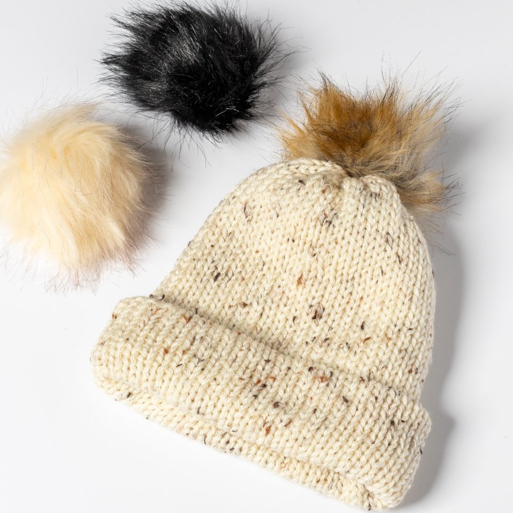 Knit toque with pompom
